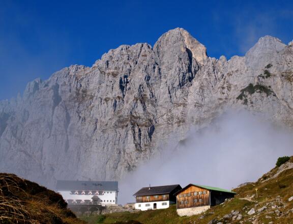 Gruttenhütte 1620 m mit Nebelschwaden