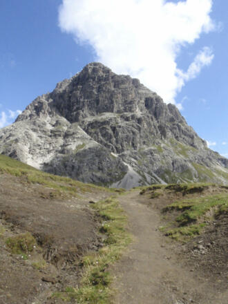 Auf dem Pass und den Felsfuß im Blick