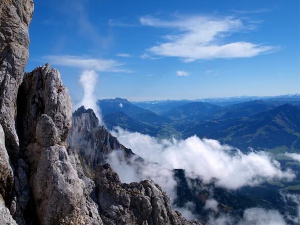 Scharte 2195 m mit Tiefblick nach Ellmau