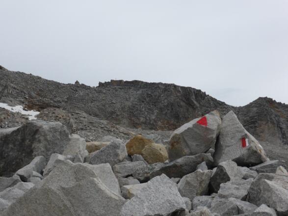 der Aufstieg zum Riepengrat ist ca. da, wo die zwei Felsen hinzeigen