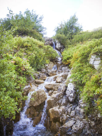Ein kleiner Wasserfall des Bärguntbaches am Weg