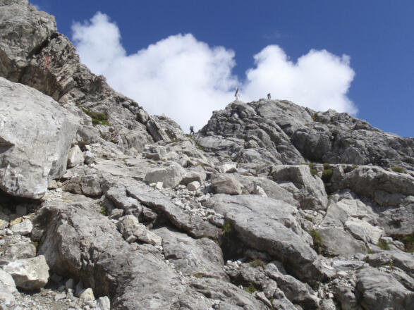 Oben ist der Gipfelgrat und das Kreuz ist auch in Sichtweite