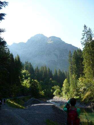 Schon zu beginn kurz nach der Brücke über die Breitach hat man den großen Widderstein im Blick