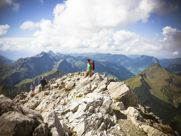 Auf dem Gipfelgrat kurz vor dem Kreuz