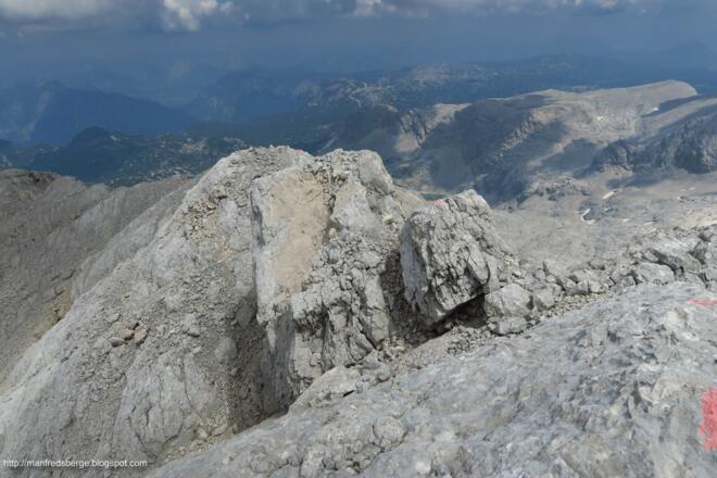 wieder am Abstieg, zuerst links vorbei, danach drüber