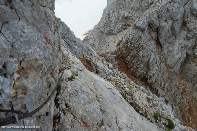 Der Beginn der Scharte. Ein dickes Stahlseil hilft an einer ausgesetzten Stelle hinweg