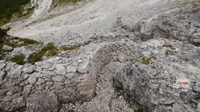 Rote Pfeile markieren den Pfad durch die Stellungen.