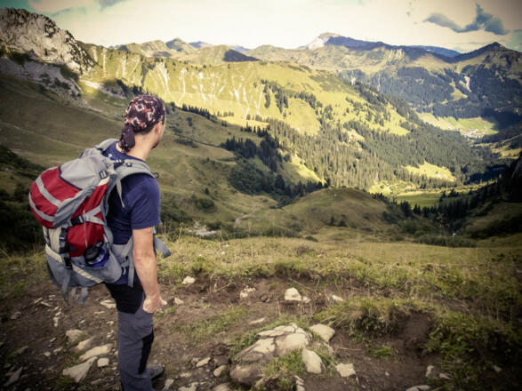 Tiefblicke am Weg zum Pass