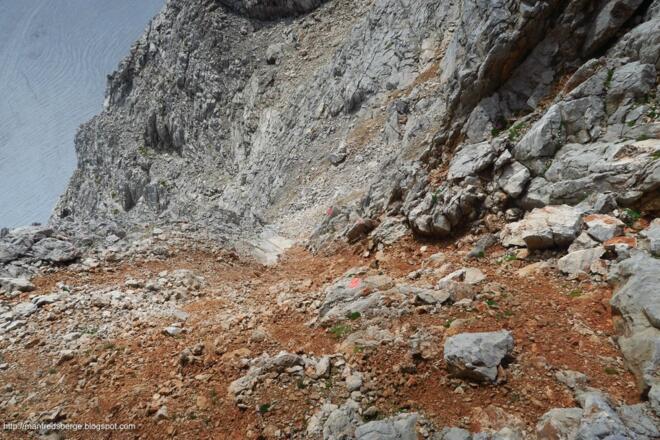 Danach wieder ohne Sicherungen aber mit roten Punktmarkierungen in die Scharte. Schön vorsichtig, weil das bröselige Zeugs ist irre rutschig