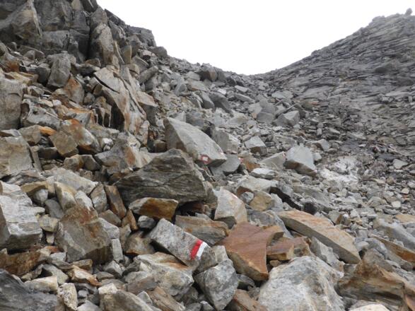 brüchiges Blockgelände zum kleinen Sattel am Riepengrat