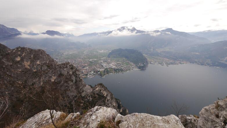 Blick von der Cima Capi auf den nördlichen Gardasee und die Stadt Riva del Garda