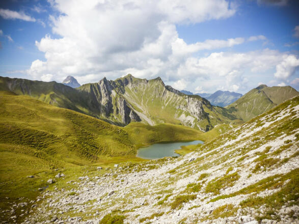 Rückblickend auf den See und die Höferspitze