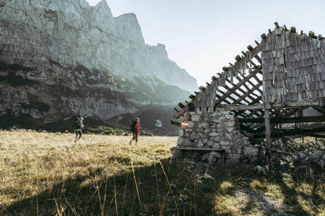 Bei der verfallenen Hütte im Seeboden
