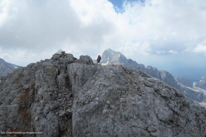Und ich bin am Gipfel angelang, es gibt kein Gipfelkreuz und kein Gipfelbuch, die Kassette ist leer