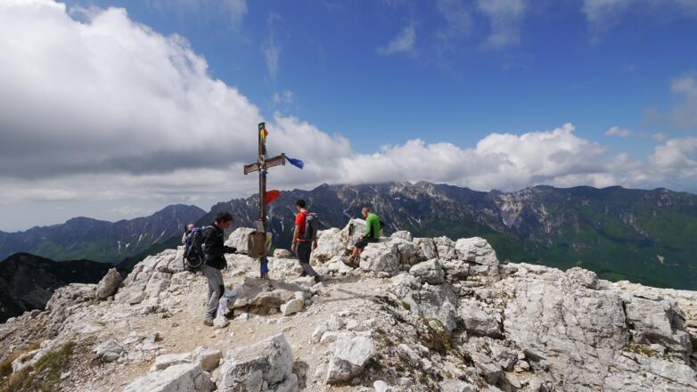 Am Gipfelkreuz des Monte Cornetto