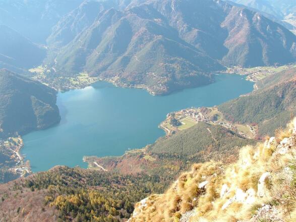 Il paese di Mezzolago visto dalla montagna