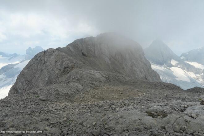 Wenn man glaubt, man ist schon oben, täuscht man sich, hier gibt es ein kleines Plateau und dann erst der Schlussanstieg