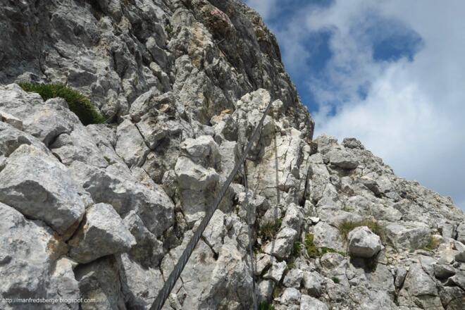 Drüben wieder Seilsicherungen