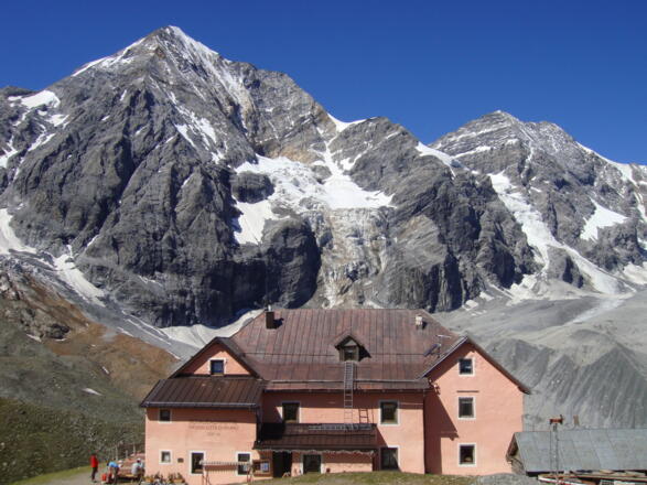 Die Schaubachhütte mit Königspitze und Monte Zebru.