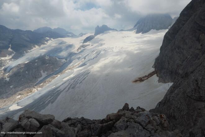 Eine Seilschaft am Hallstätter Gletscher und rechts ein großer Abbruch vom Hohen Kreuz