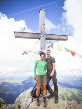 Das Dream Team am Gipfel. Wir erstellen oft in Zusammenarbeit die Tourenbeschreibungen für alpenvereinaktiv. Sie bearbeitet die Bilder, ich die Texte.