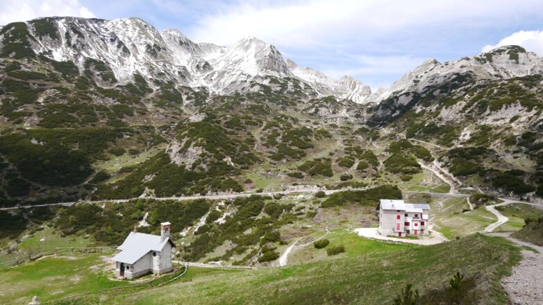 Das Rifugio Scalorbi mit kleiner Kapelle