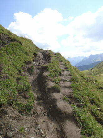 Durchnässte Steigspuren zum Pass
