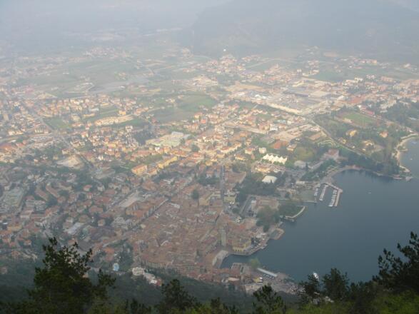 Blick auf Riva del Garda von der Chiesa Santa Barbara