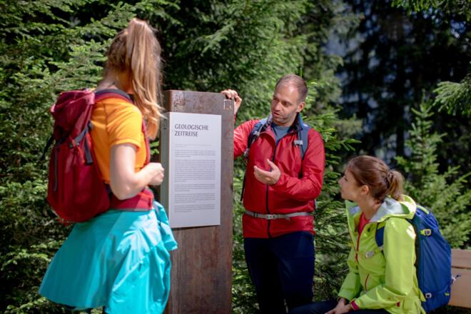 Infosäulen auf dem Wanderweg