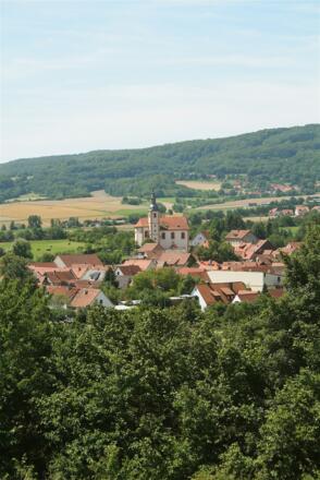 Auf der langen Abfahrt genießen wir auch den schönen Ausblick über Oberfladungen.
