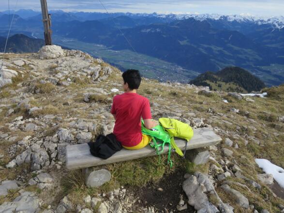 Blick ins Inntal. In der Ferne Großes Wiesbachhorn, Großglockner, ein Stück rechts der Großvenediger.