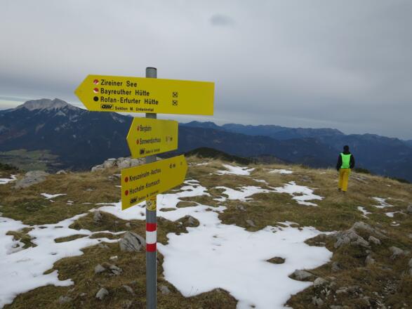 Vom Roßkogel zur Hochalm gelangt man entweder über das Sonnwendjochhaus (leichter) oder direkt (kürzer).