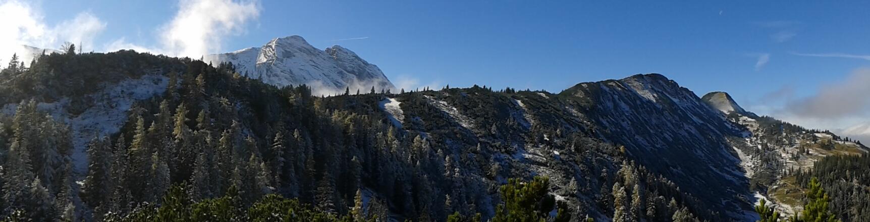 Blick nach Süden auf Guffert und Schneidjoch