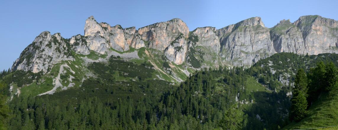 Rotspitze und Dalfazer Wände im Westen der Erfurter Hütte