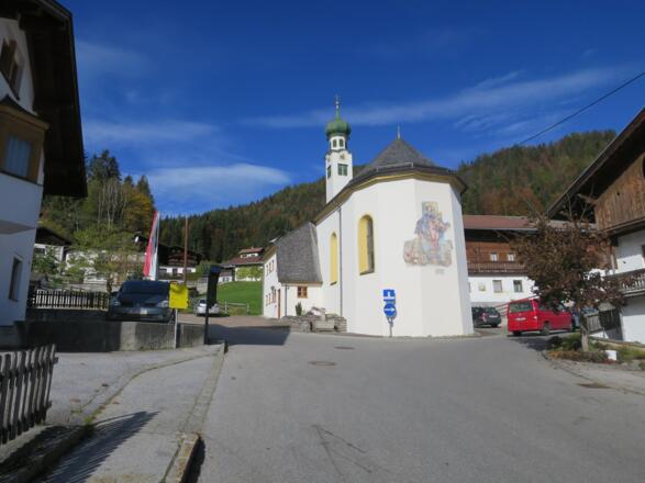 Aschau (874 m), bei der Kirche biegt man rechts ab. Die gelben Wegweiser weisen bereits hier den Weg zum Zireinersee.