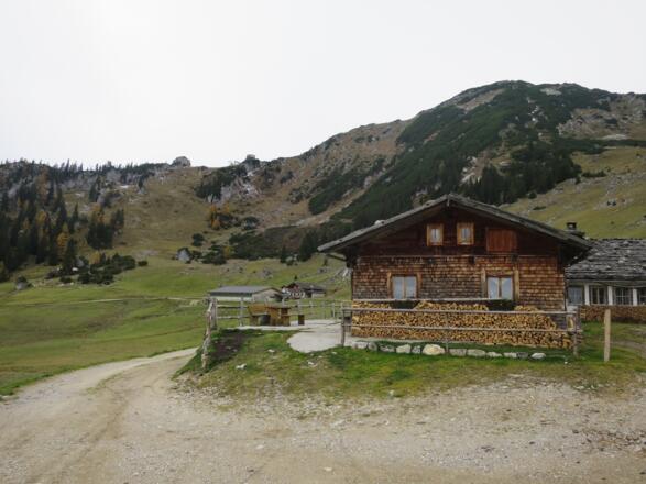 Die Hochalm (1566 m), hinten die Sonnwendjochbahn.