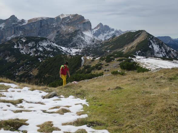 In der Senke in Bildmitte liegt der Zireiner See. Hinten Rofanspitze und Hochiss.