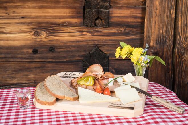 Tirol Pur Hüttenjause im Alpbachtal