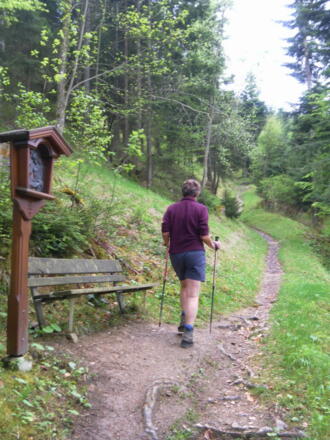 Kreuzwegstationen und Rastbänke