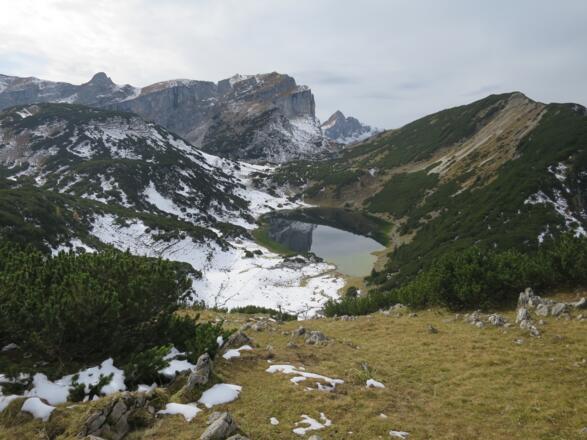 Der Zireiner See, in der Mitte hinten die Rofanspitze, links der Sagzahn, rechts hinten Hochiss.