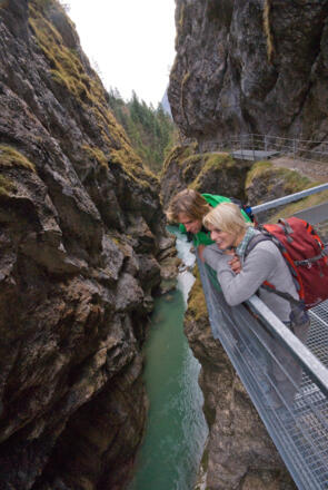Wanderer an der Aussichtsplattform Tiefenbachklamm