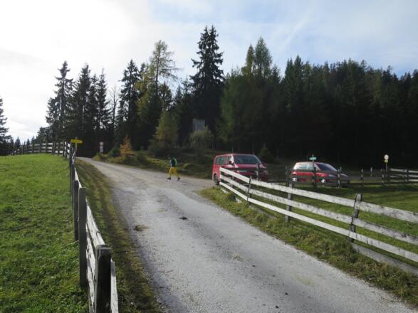 Beim Wimm-Hof befindet sich ein kleiner, gebührenfreier Parkplatz.
