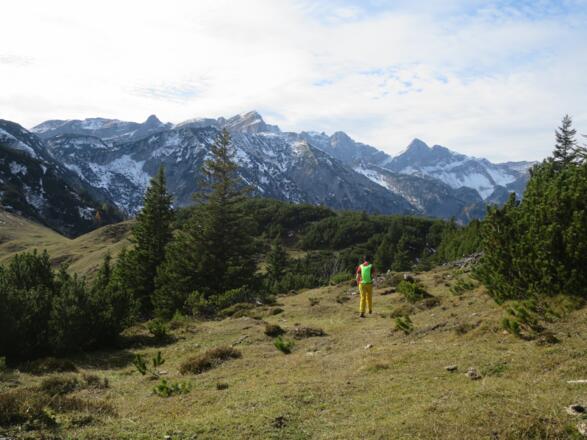 Erstmals wird der Blick auf die Hauptgipfel des Rofans frei. In der Mitte die Rofanspitze (2259 m).