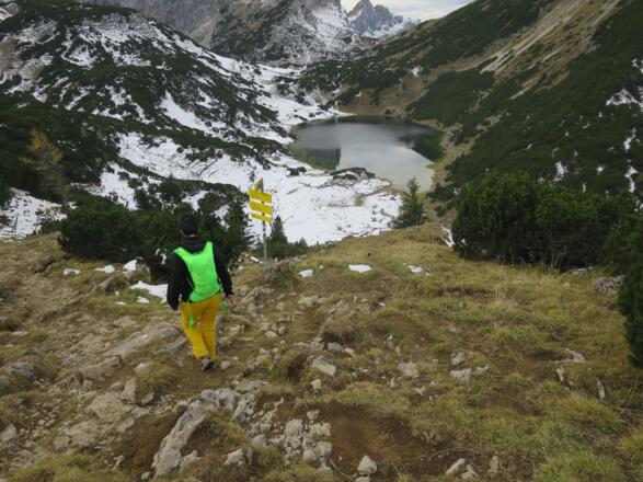 Knapp 100 Hm gehts hinunter zum Zireiner See.