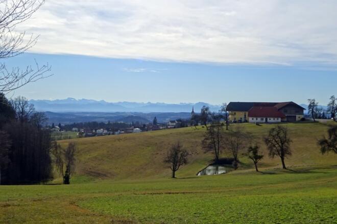 Blick über Stroheim in die Voralpen