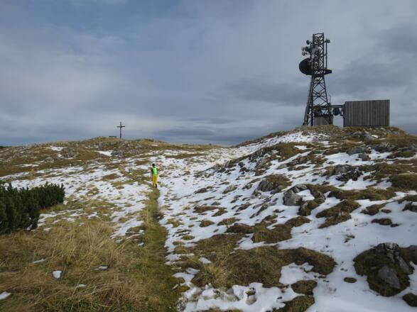 Eine große Antennenanlage &quot;schmückt&quot; den Gipfel des Roßkogels - zumindest bleibt ein Respektabstand zum Gipfelkreuz.
