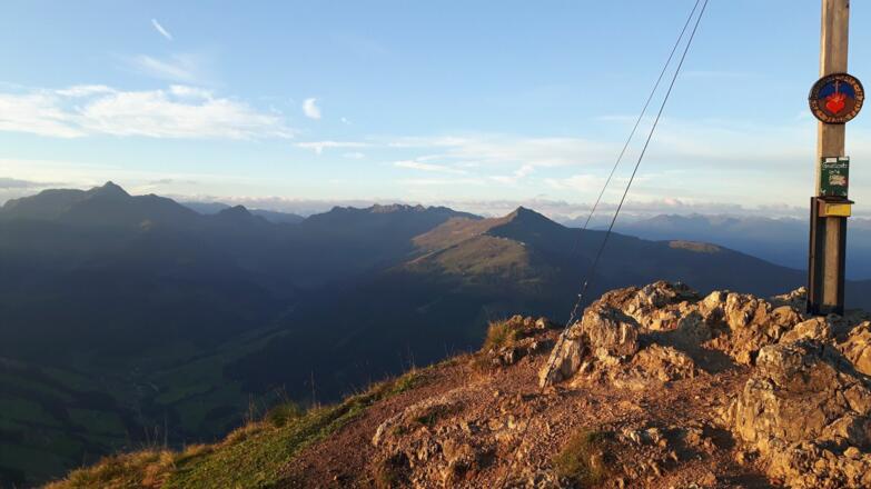Aussicht vom Gratlspitz zum Wiedersberger Horn und dem Großen Galtenberg bis hin zu den Zillertaler Alpen