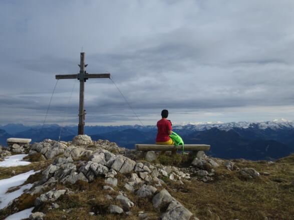 Roßkogel, 1940 m. In der Ferne, die weißen Spitzen im Sonnenlicht: Gr. Wiesbachhorn, Großglockner, ein Stück rechts der Großvenediger.