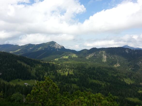 der Blick vom Gipfelkreuz auf Gufferthütte und Halserspitz