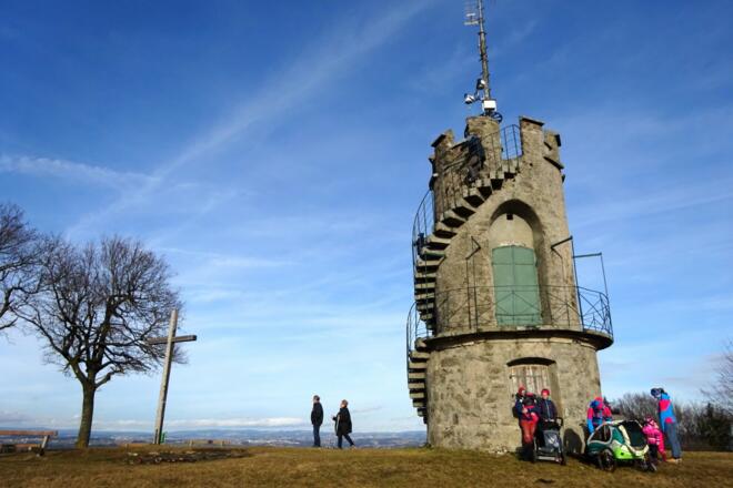 Am Mayrhoferberg mit seiner 9 m hohen Aussichtswarte